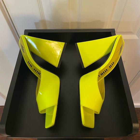The Attico Devon Slide in Neon Fluo Yellow - Picture 4 of 13
